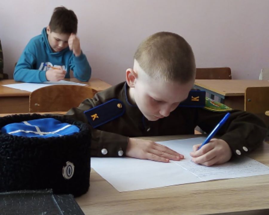В селе Агаповка Челябинской области казачата написали письма нашим войнам в Украине В селе Агаповка Челябинской области казачата написали письма нашим войнам в Украине