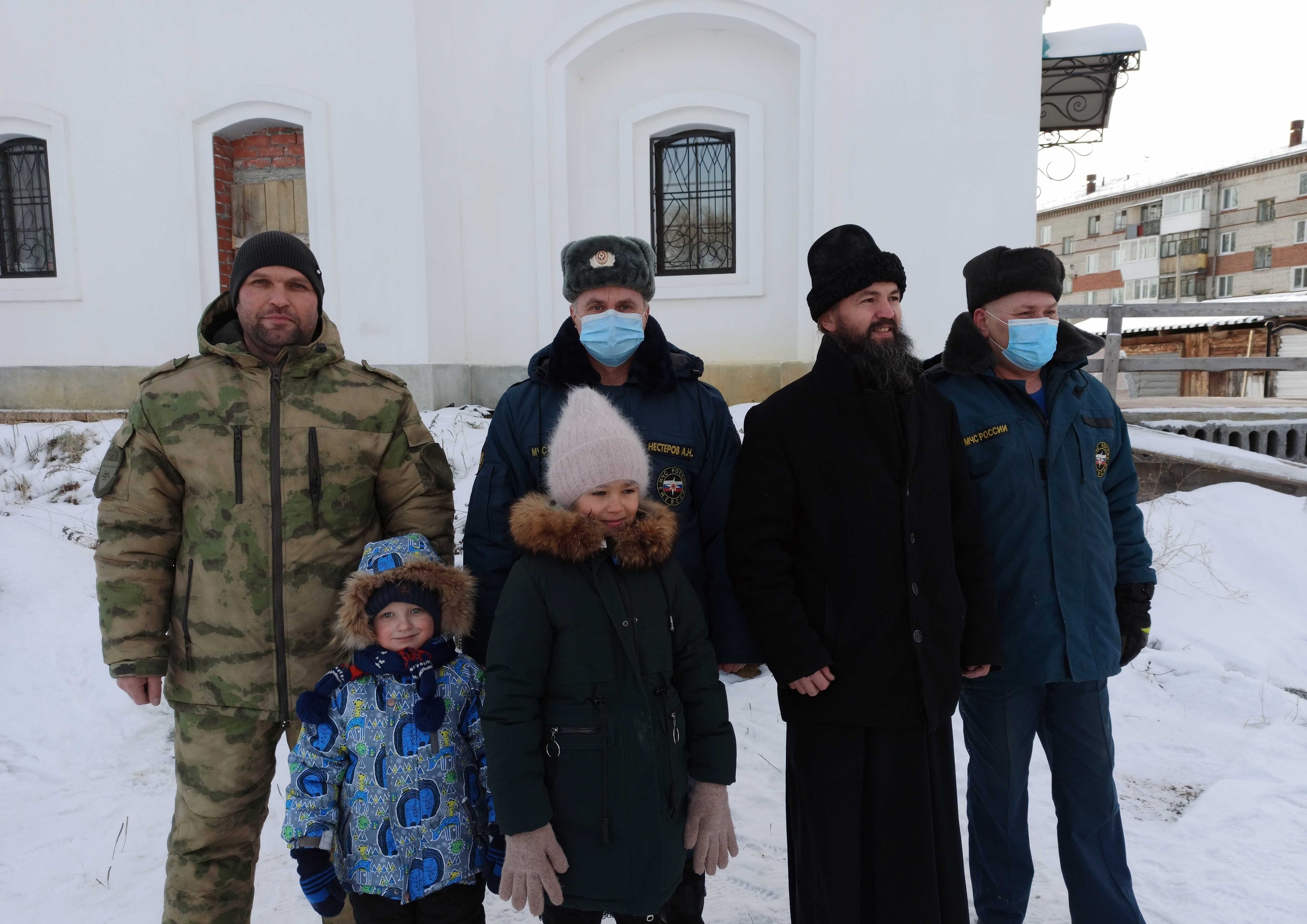 Малышевские казаки приняли участие в возведении горки для детей Малышевские казаки приняли участие в возведении горки для детей