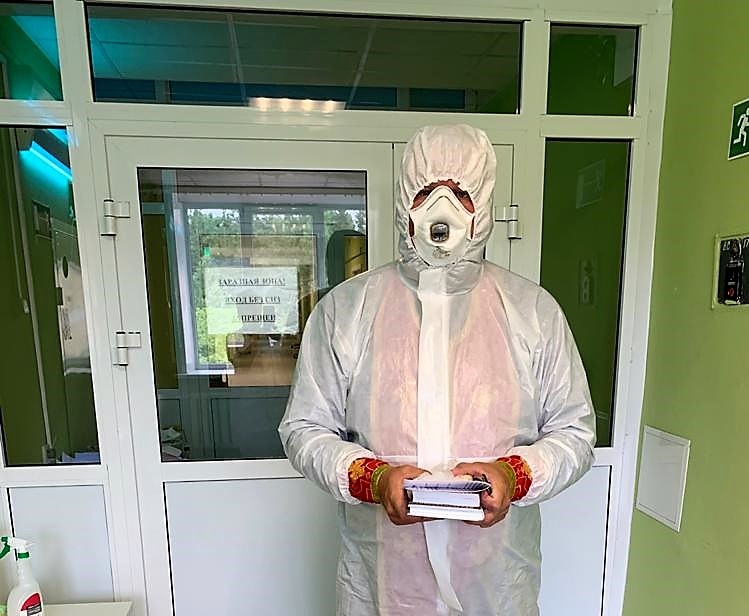 Войсковой священник Оренбургского казачьего войска оказывает духовную помощь больным ковидом в «красных зонах» 
