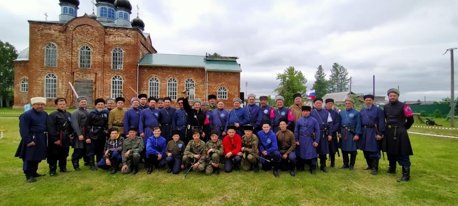 Казаки и сельчане в Чероноусово праздновали Святую Троицу