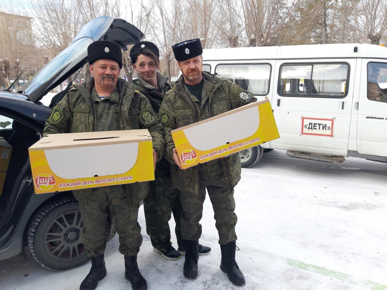 Магнитогорские казаки доставили подарки в детский дом