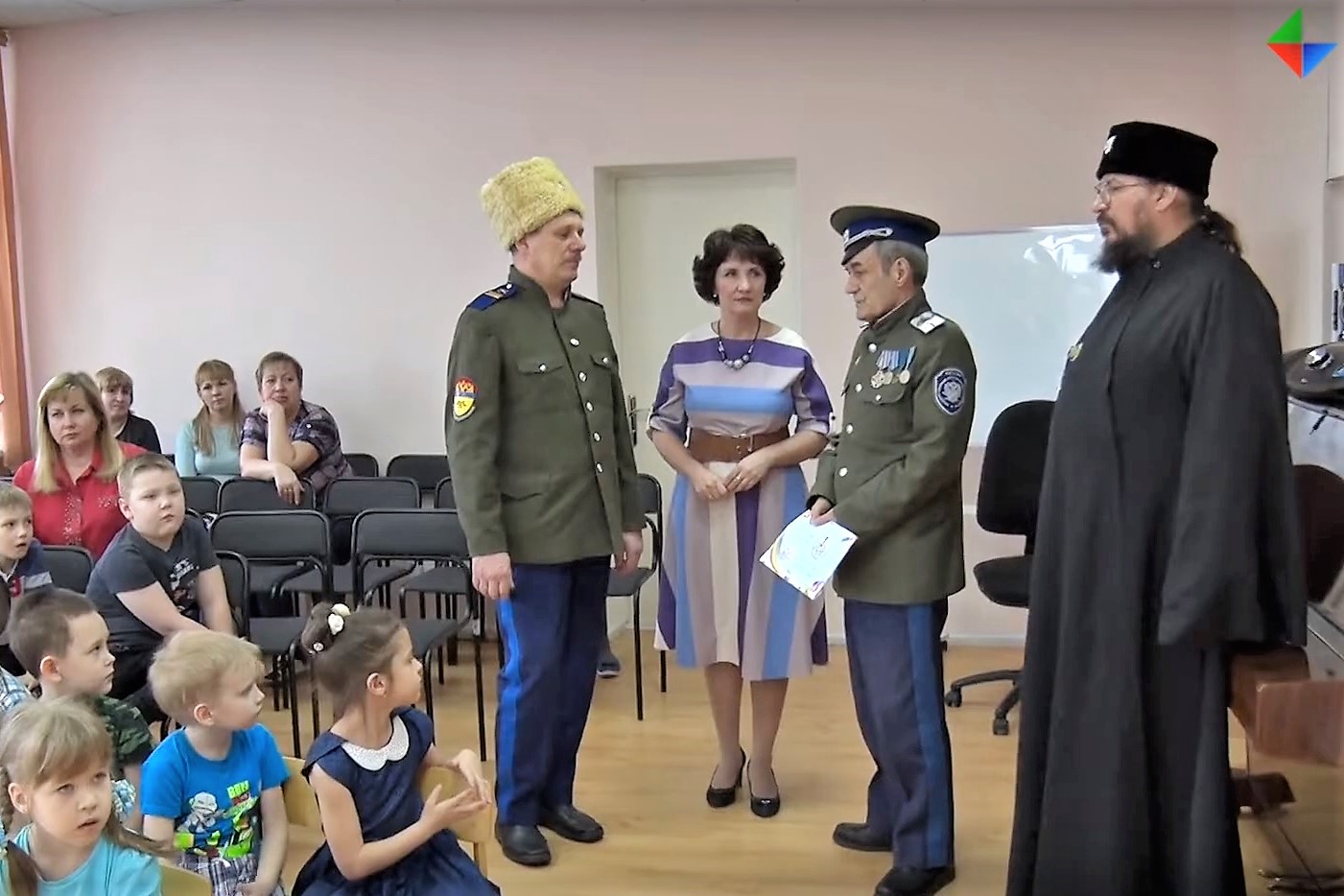 Казаки ОВКО из «Исетской Линии» доставят в детские дома Донбасса подарки от детей из г. Лесного (ВИДЕО)