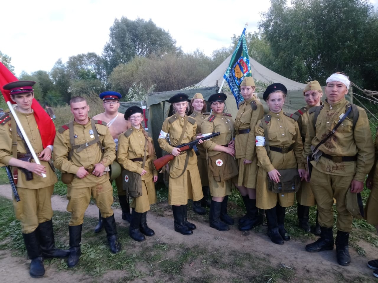 Команда Красноуфимского педагогического колледжа приняла участие в военной реконструкции «Штурм Днепра частями 152-ой стрелковой дивизии» Команда Красноуфимского педагогического колледжа приняла участие в военной реконструкции «Штурм Днепра частями 152-ой стрелковой дивизии»