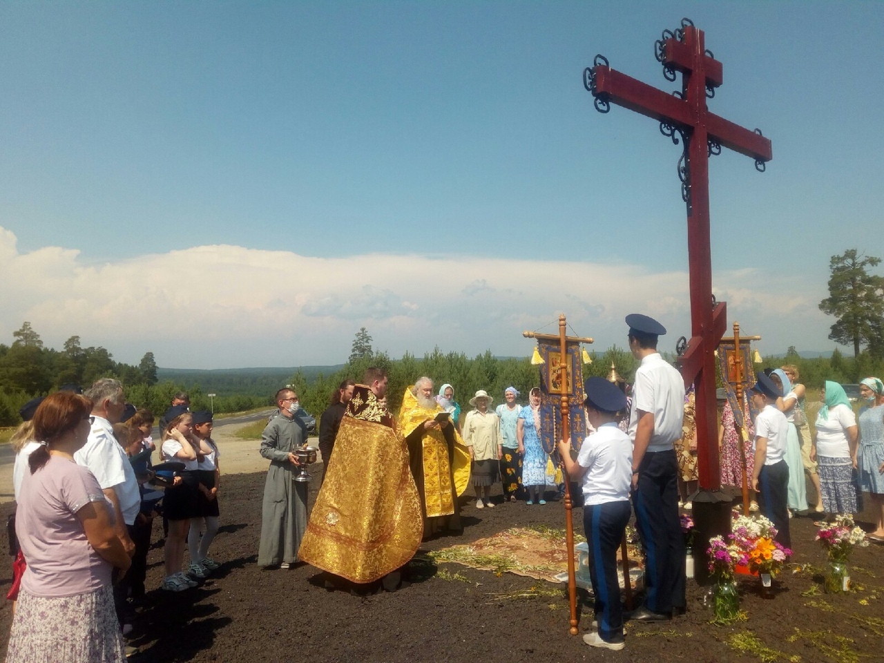 В поселке Магнитка освящен Поклонный крест, изготовленный казаками Второго отдел ОКВ В поселке Магнитка освящен Поклонный крест, изготовленный казаками Второго отдел ОКВ