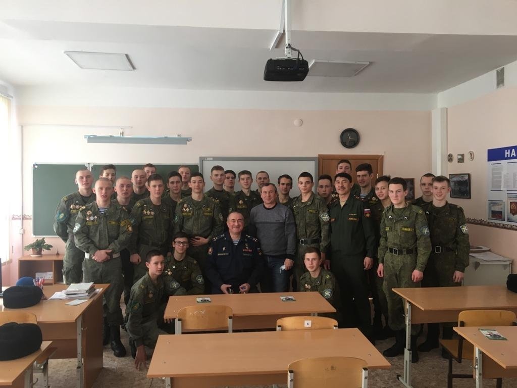 Богдановические кадеты встретились с Героем России Богдановические кадеты встретились с Героем России
