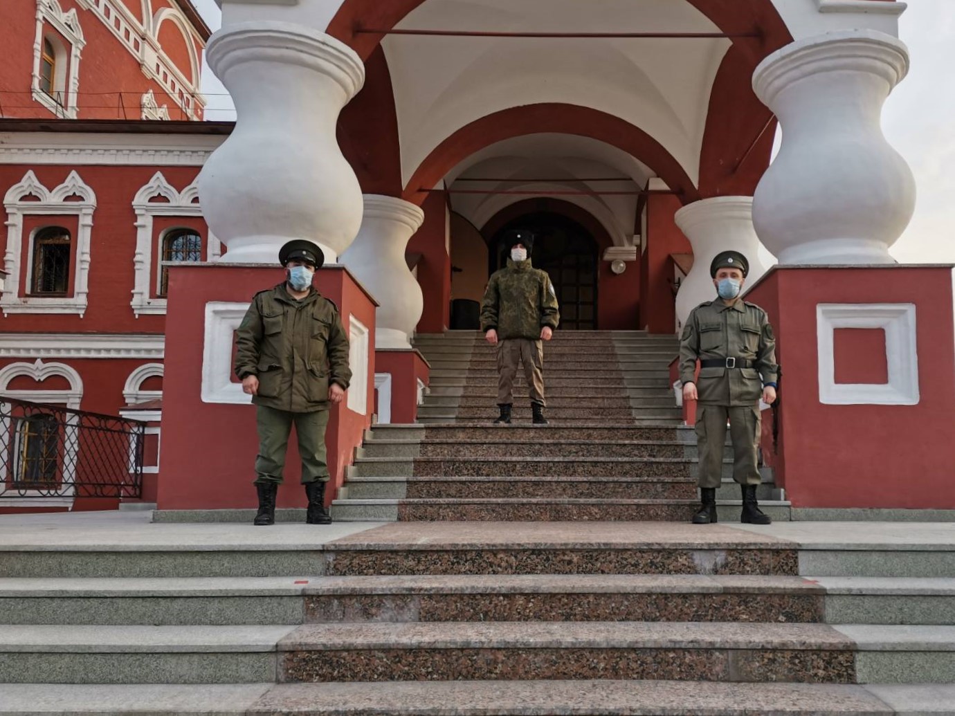 Казаки ОКВ встретили праздник Пасхи, охраняя православные храмы Казаки ОКВ встретили праздник Пасхи, охраняя православные храмы