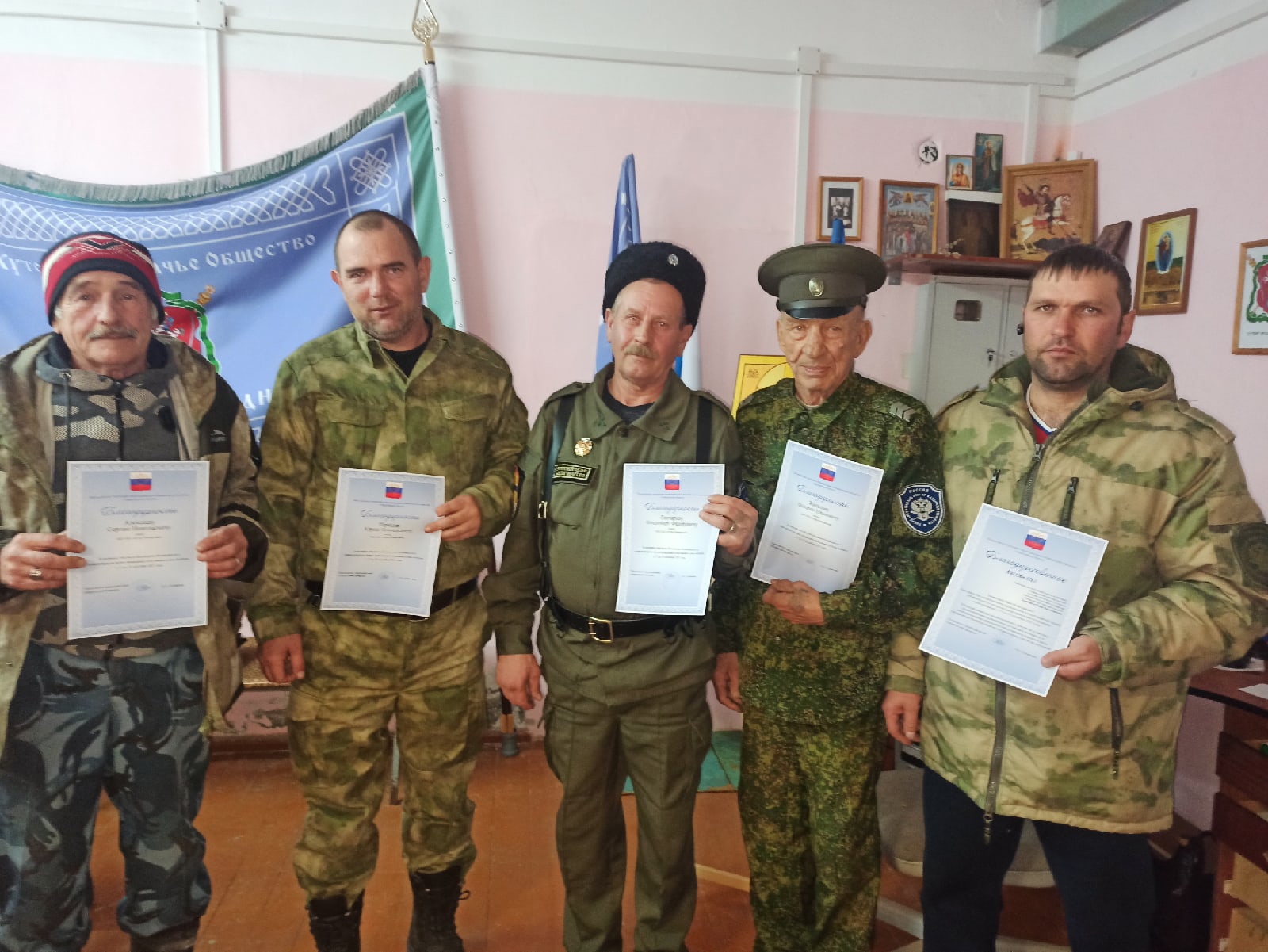 Малышевские казаки награждены грамотами за охрану общественного порядка Малышевские казаки награждены грамотами за охрану общественного порядка