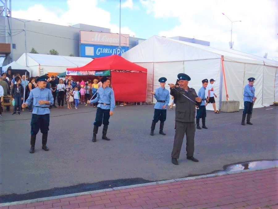 Кадеты Златоуста выступили с фланкировкой на городском фестивале (видео) Кадеты Златоуста выступили с фланкировкой на городском фестивале (видео)