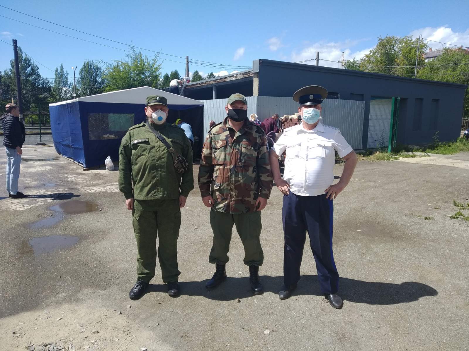 Челябинские казаки обеспечили охрану правопорядка при организации питания малоимущих граждан Челябинские казаки обеспечили охрану правопорядка при организации питания малоимущих граждан
