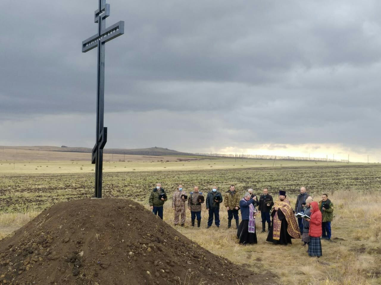 Верхнеуральские казаки помолились на освящении поклонного креста Верхнеуральские казаки помолились на освящении поклонного креста