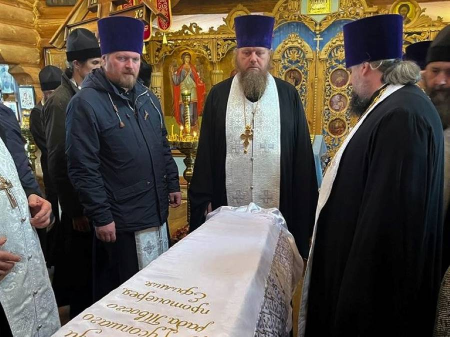 Духовники Оренбургского казачьего войска простились с погибшим пастырем