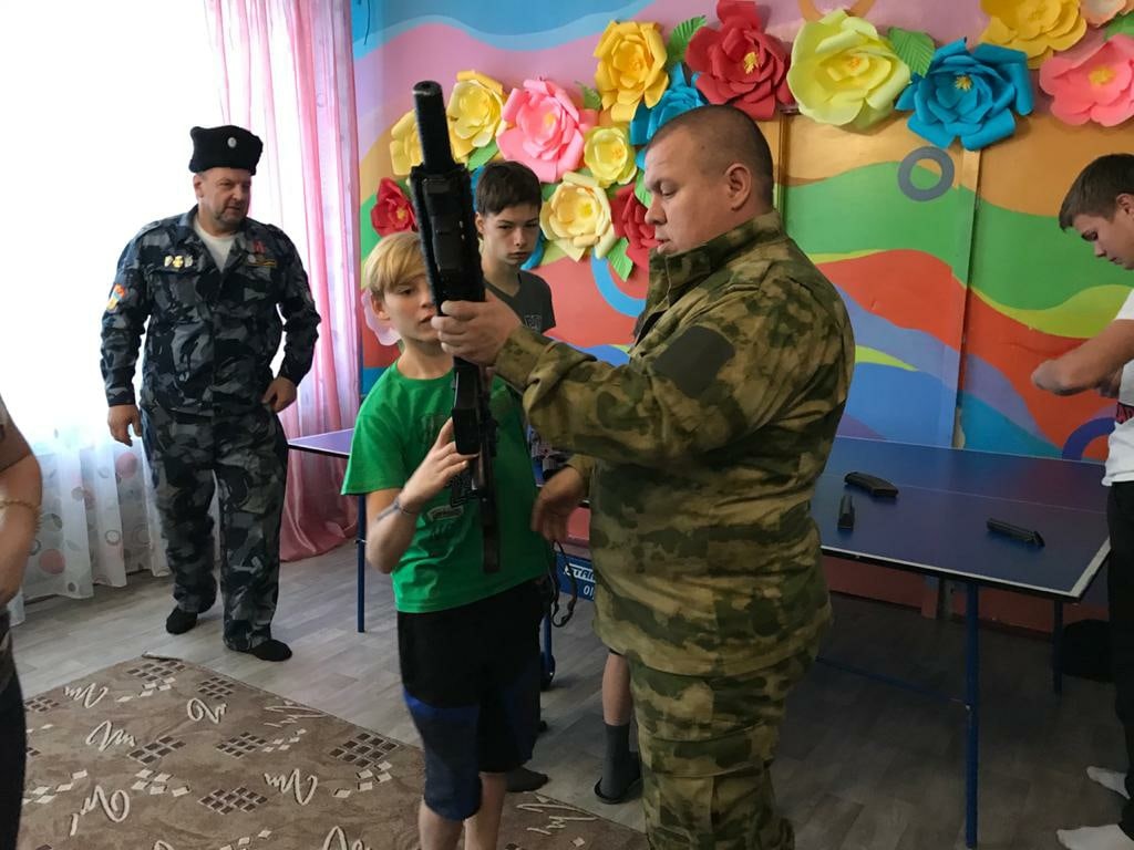 В Верхнесалдинском детском доме казаки провели Урок мужества В Верхнесалдинском детском доме казаки провели Урок мужества