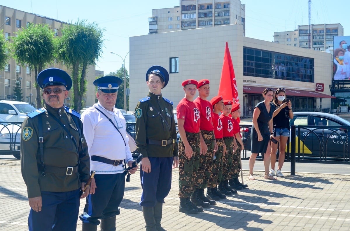 Магнитогорские казаки несли службу во время закладки камня на месте будущей стелы «Город трудовой доблести» Магнитогорские казаки несли службу во время закладки камня на месте будущей стелы «Город трудовой доблести»