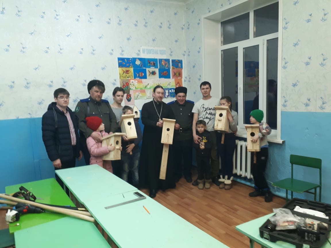 Казаки хутора «Бакалинский» ведут занятия с подрастающим поколением Казаки хутора «Бакалинский» ведут занятия с подрастающим поколением