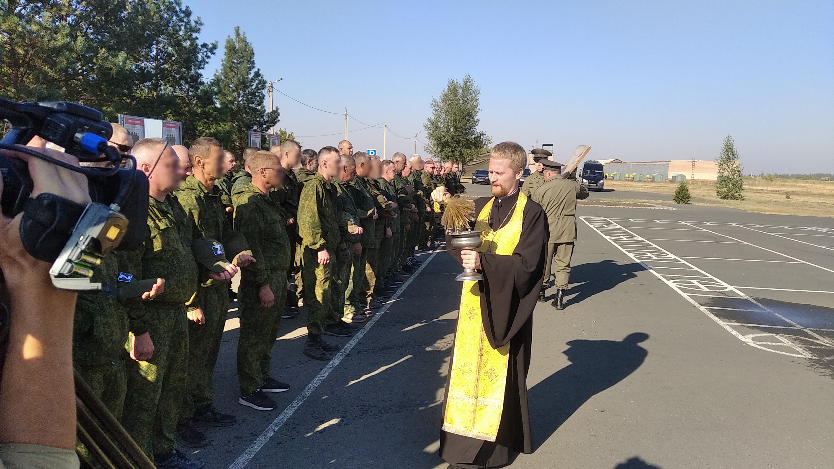 «В военных условиях священник помогает сохранить моральные заповеди и правильный настрой бойцов» «В военных условиях священник помогает сохранить моральные заповеди и правильный настрой бойцов»