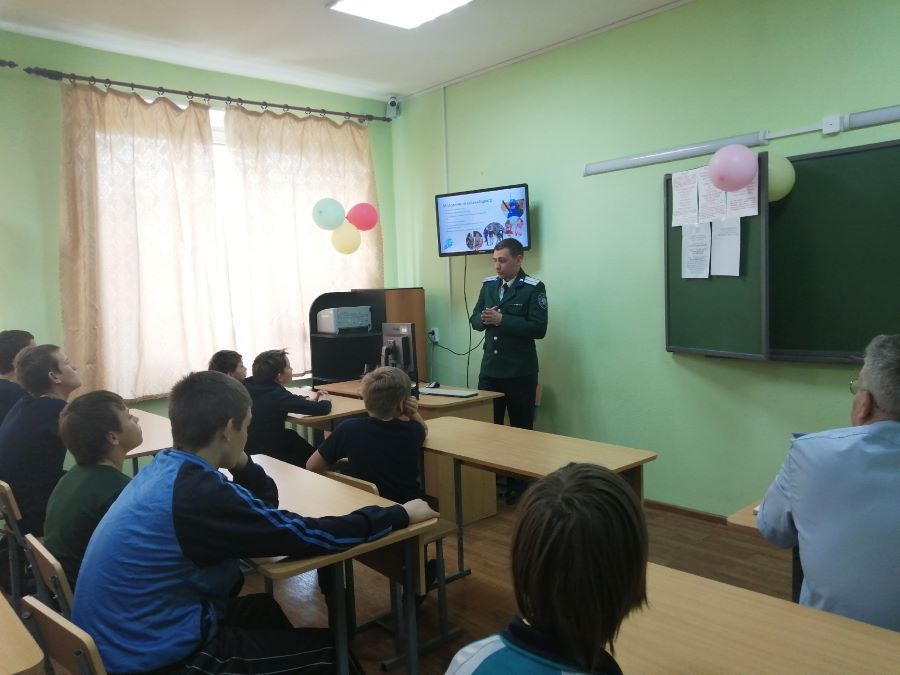 В Челябинске руководитель казачьего центра провел занятие для несовершеннолетних правонарушителей