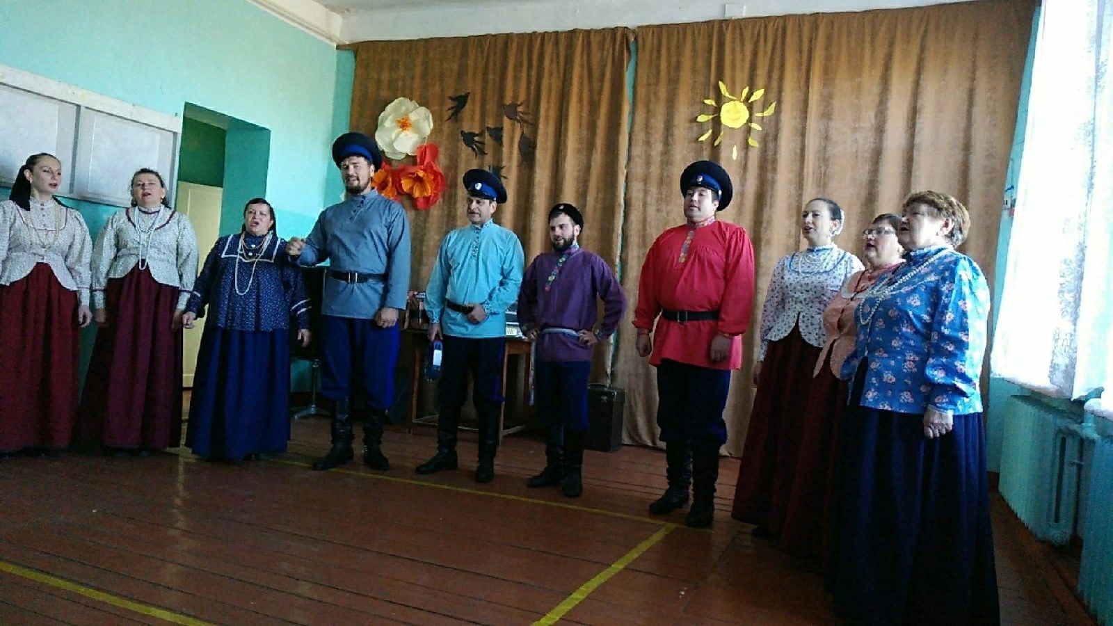 Казаки хутора «Ложкинский» провели концерт ко Дню пожилого человека Казаки хутора «Ложкинский» провели концерт ко Дню пожилого человека