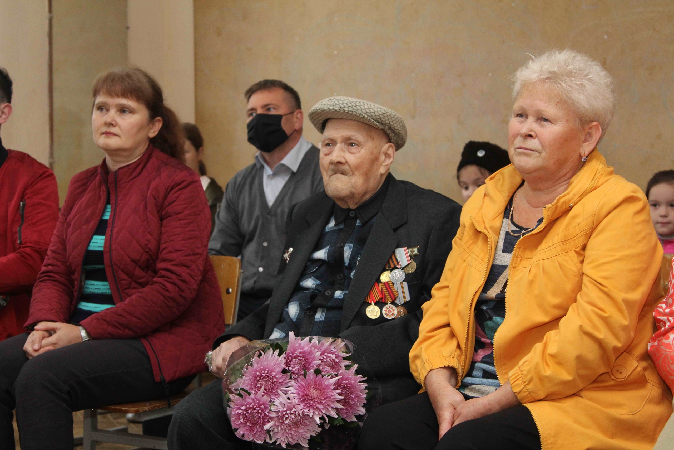 Казаки и казачата г. Каменска-Уральского поздравили ветерана войны со 100-летним юбилеем Казаки и казачата г. Каменска-Уральского поздравили ветерана войны со 100-летним юбилеем