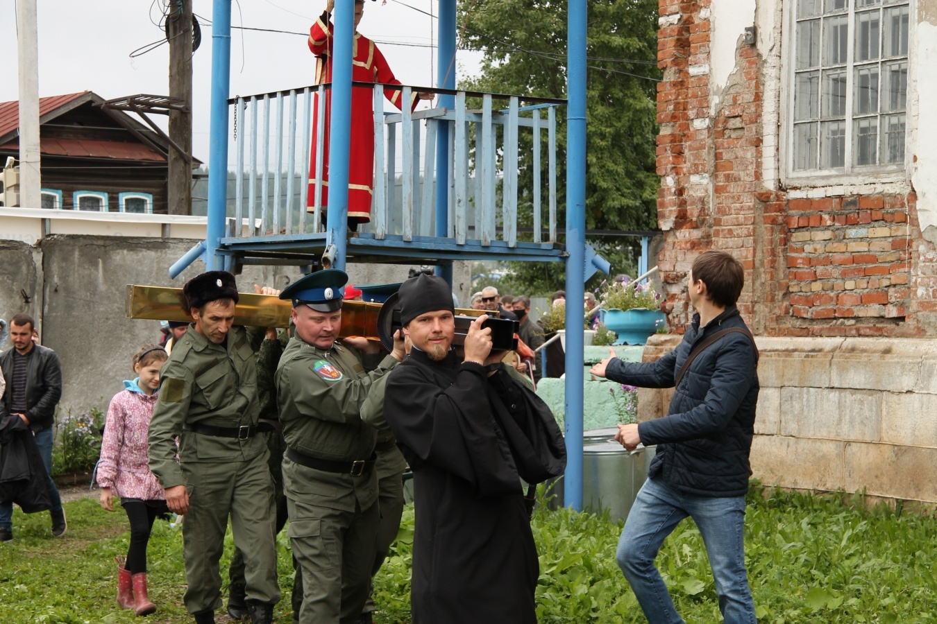 Казаки ОКВ помогли Крестовоздвиженскому храму в Нижних Сергах с установкой креста на колокольне