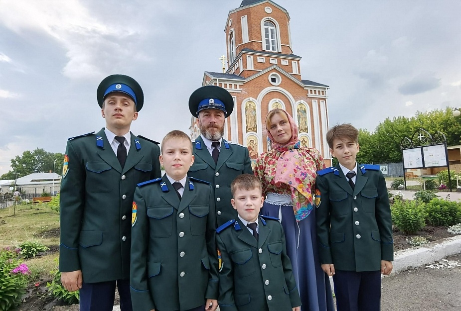 Казачья семья из Кургана отметила в День Петра и Февронии двойной праздник