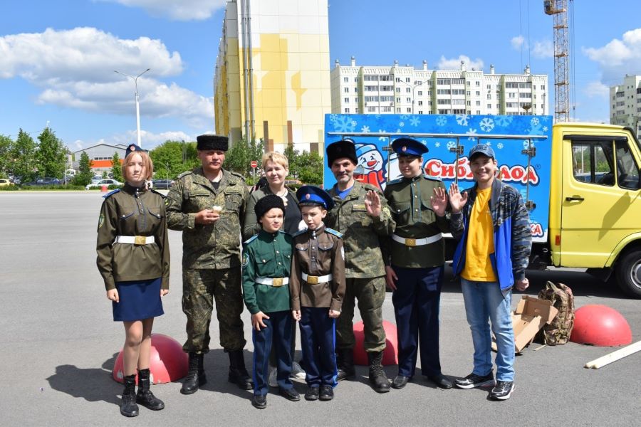 Казаки Магнитогорска и кадеты корпуса цесаревича Алексея поздравили горожан с Днем защиты детей Казаки Магнитогорска и кадеты корпуса цесаревича Алексея поздравили горожан с Днем защиты детей