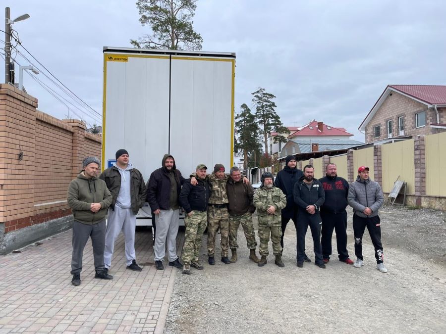 Силами казаков и общественников из Екатеринбурга на Донбасс отправилась фура с гуманитарной помощью Силами казаков и общественников из Екатеринбурга на Донбасс отправилась фура с гуманитарной помощью