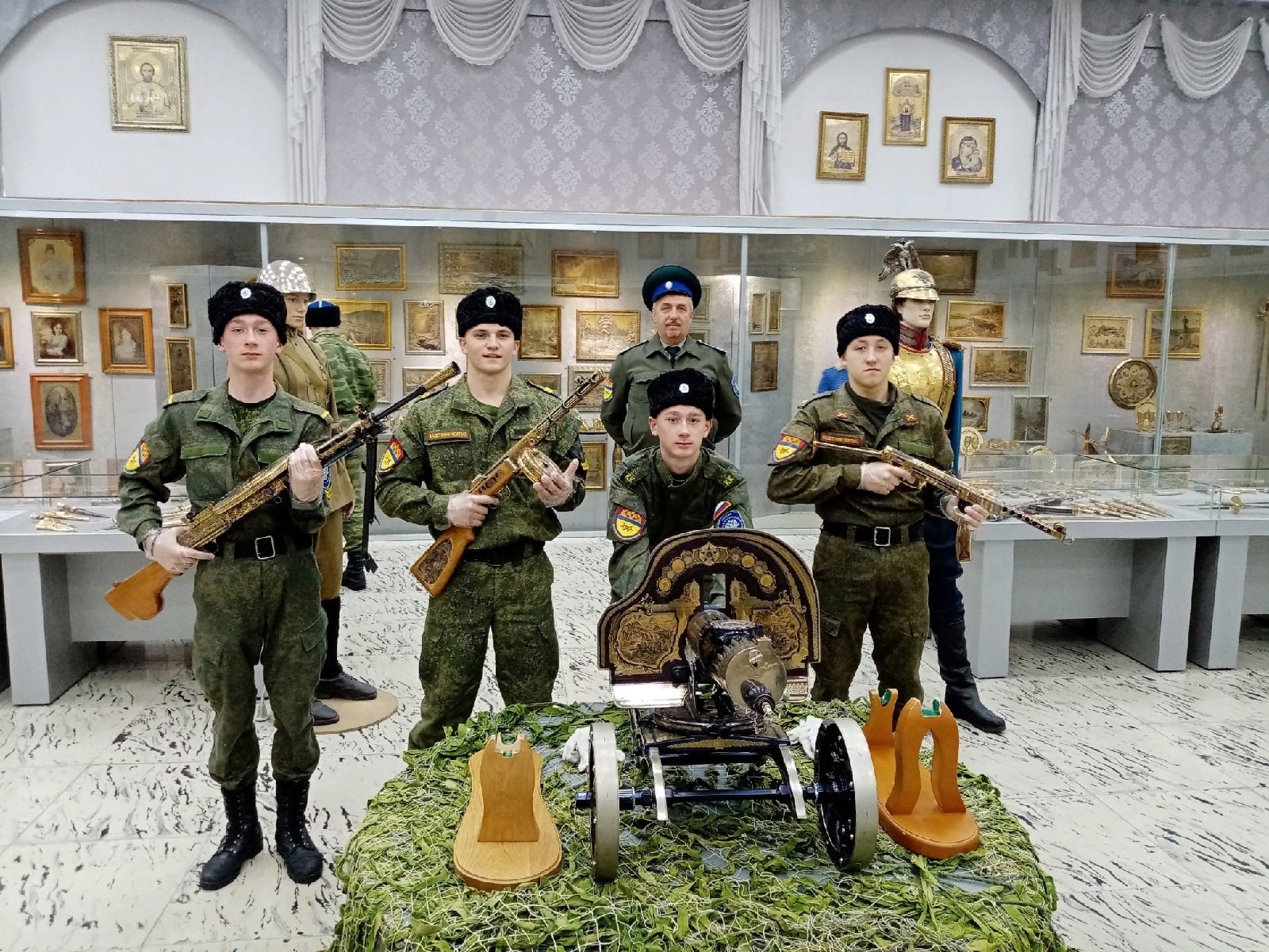 Златоустовские кадеты посетили оружейную фабрику Златоустовские кадеты посетили оружейную фабрику