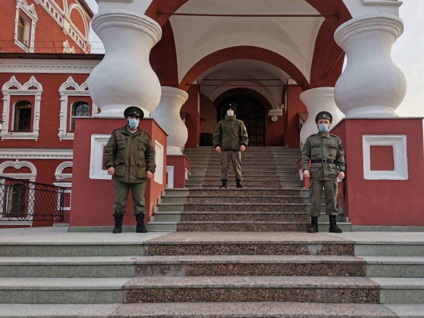 Казаки ОКВ встретили праздник Пасхи, охраняя православные храмы