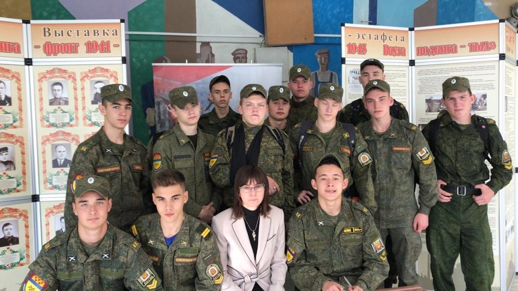 Кадеты казачьего корпуса г. Златоуста познакомились с выставкой, посвящённой 75-летию Победы 